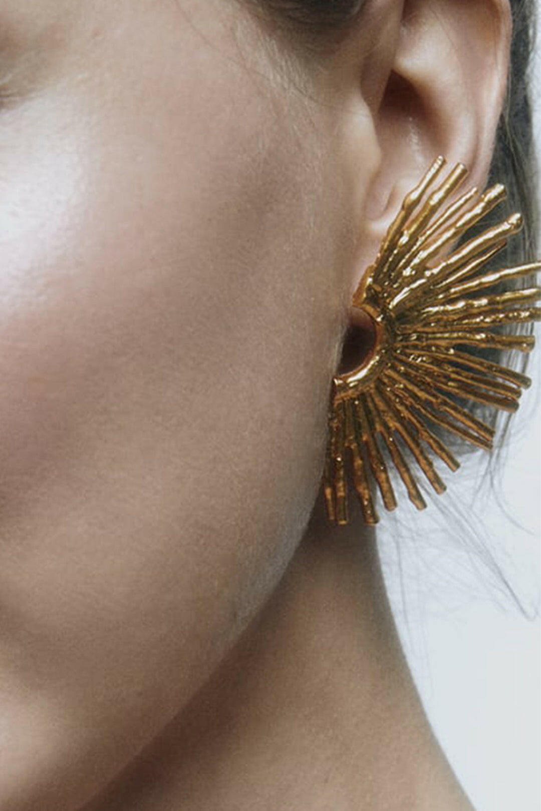 Pendientes de metal con borde ondulado.