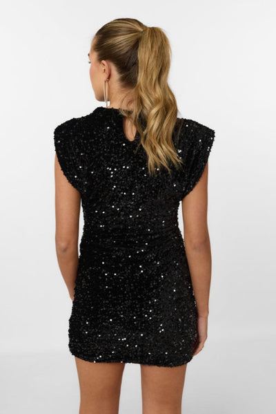 El glamoroso vestido de lentejuelas de Livia.