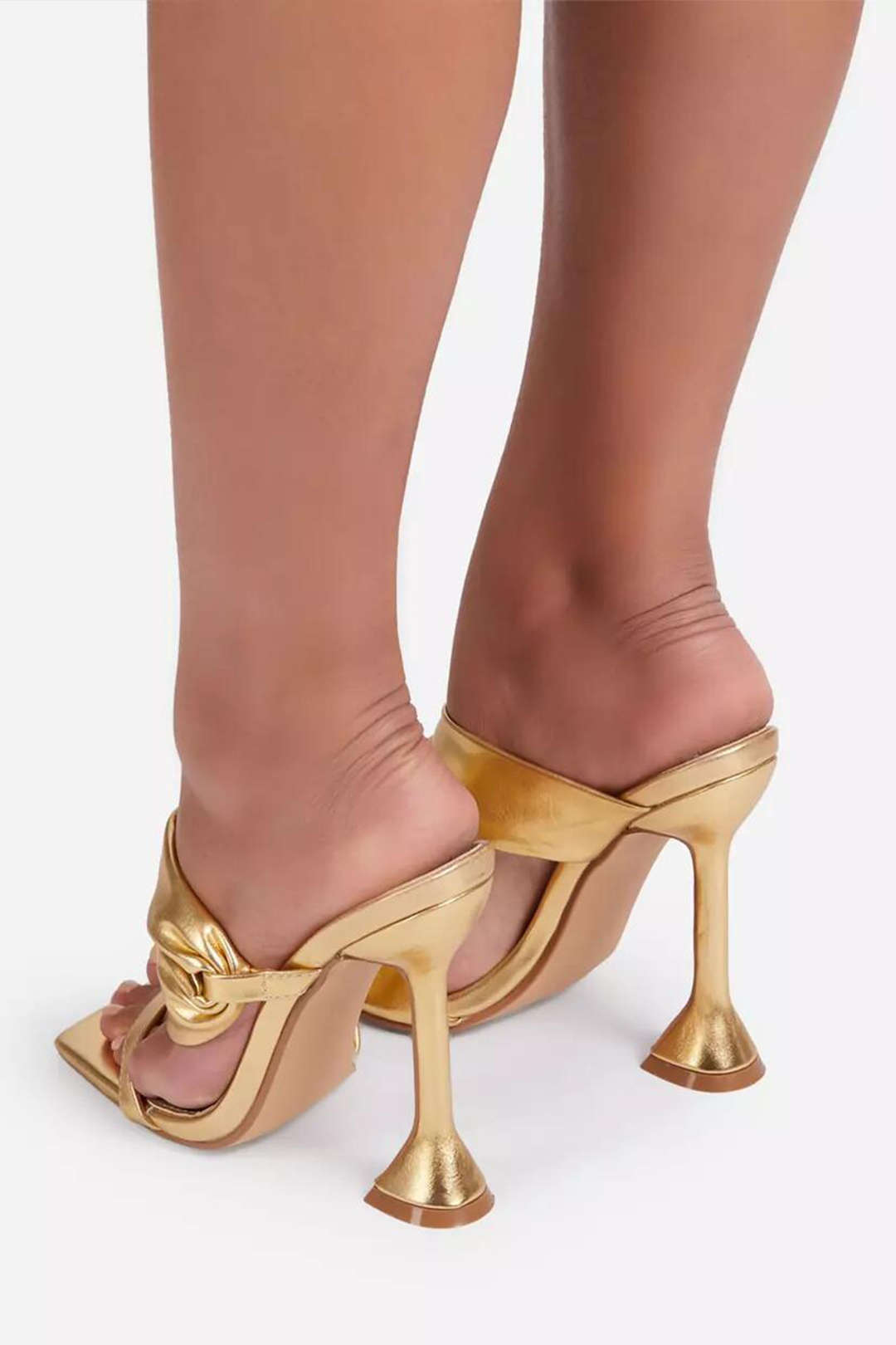 Sandalias de tacón alto con punta cuadrada arrugada metálica.