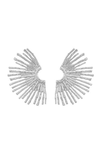 Pendientes de metal con borde ondulado.