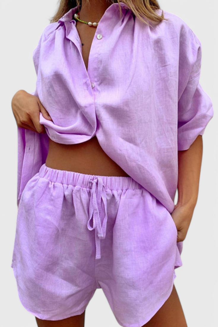 Anika Conjunto de Dos Piezas con Camisa de Botones y Pantalones Cortos con Cuerda.