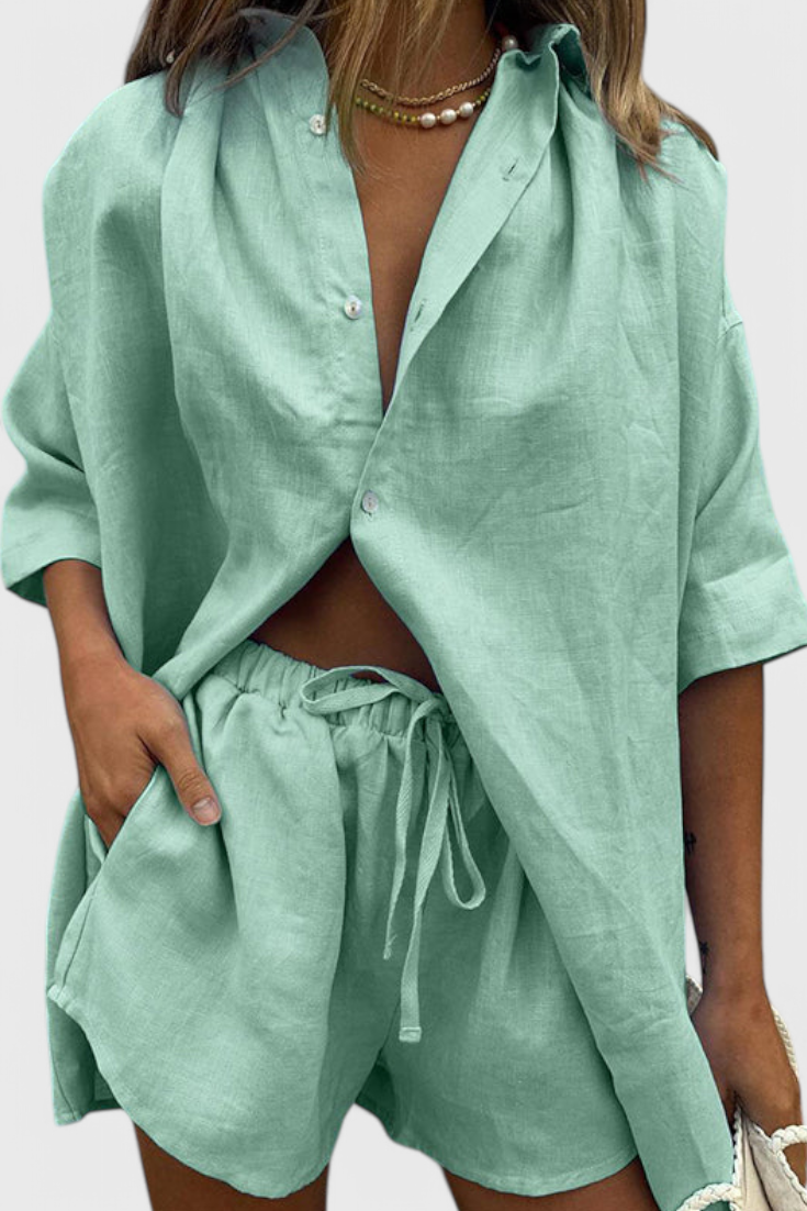 Anika Conjunto de Dos Piezas con Camisa de Botones y Pantalones Cortos con Cuerda.