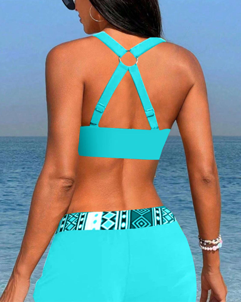 Bikinis de cintura alta con estampado geométrico.