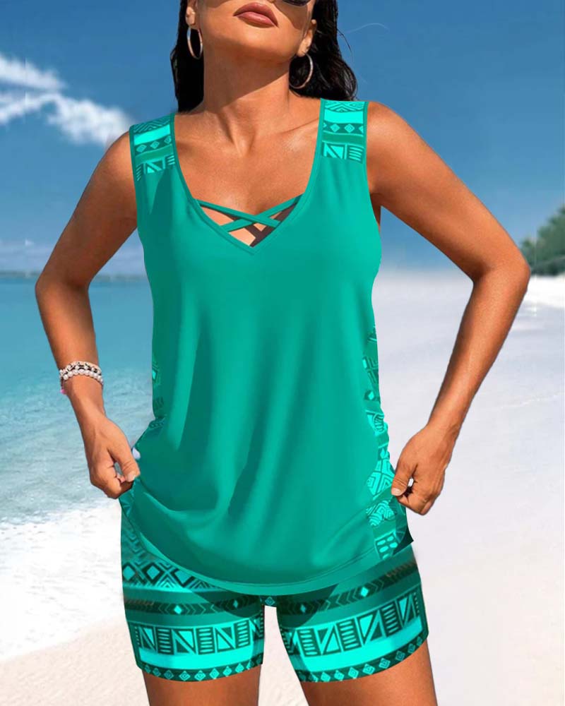 Tankinis con cuello en V y estampado geométrico.