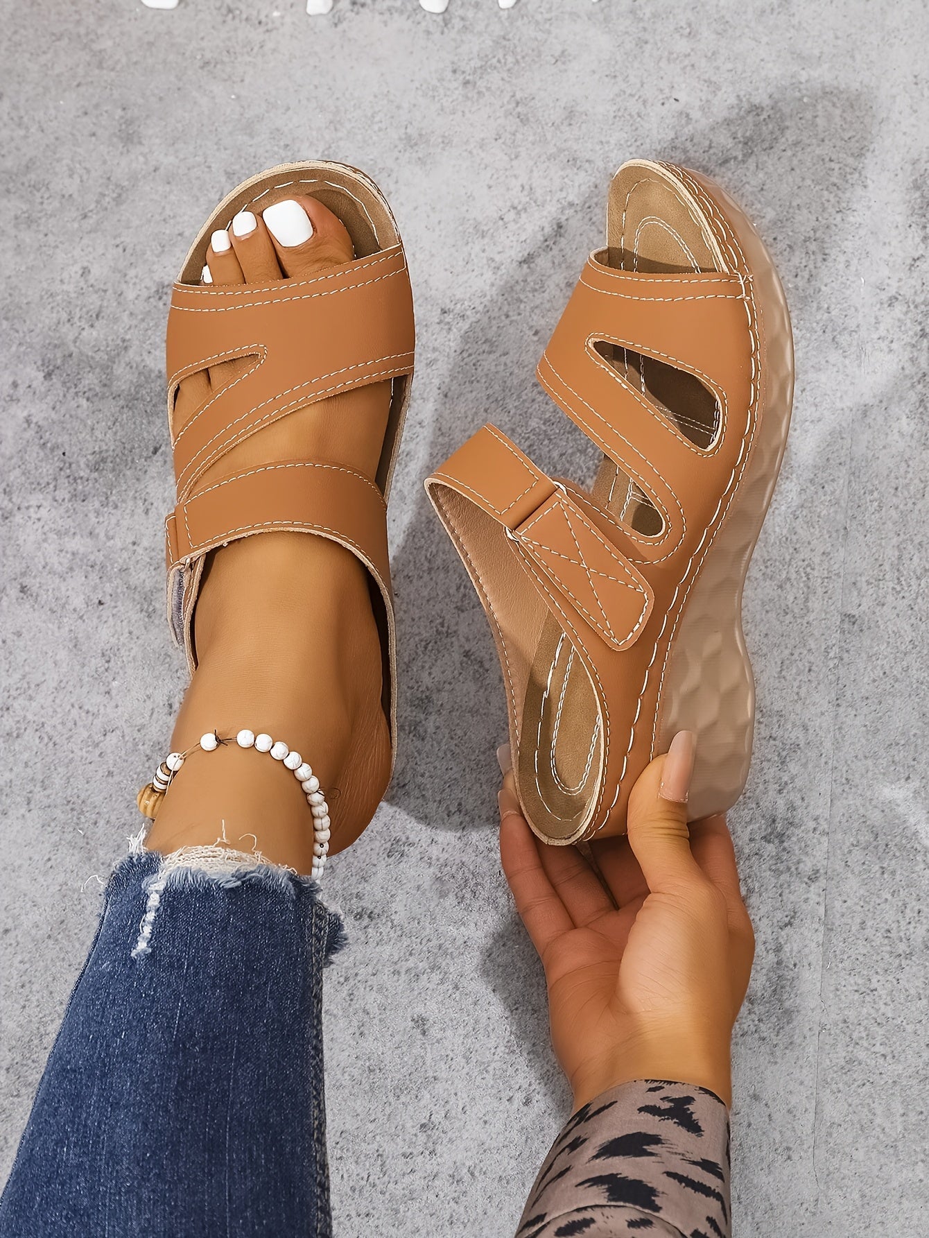 Rowella - Elegante sandalia de cuña con tira.