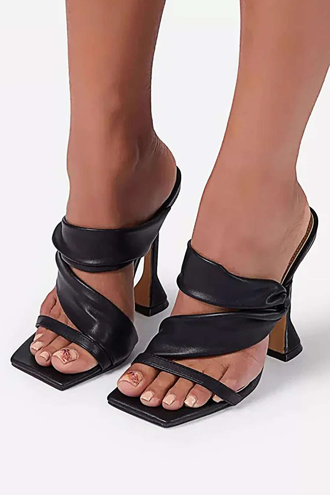 Sandalias de tacón alto con punta cuadrada arrugada metálica.