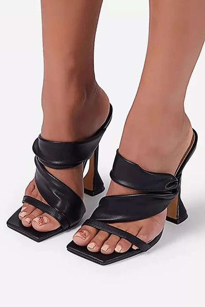Sandalias de tacón alto con punta cuadrada arrugada metálica.