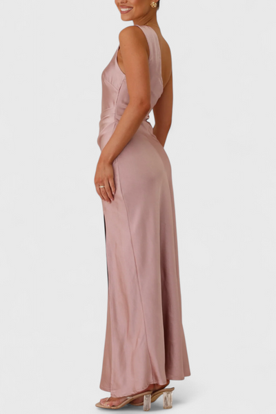 Josefa Vestido de Un Hombro con Pliegues y Alta Abertura.