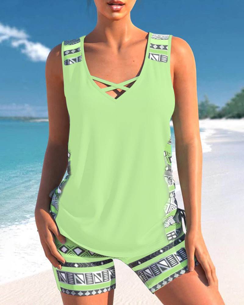 Tankinis con cuello en V y estampado geométrico.