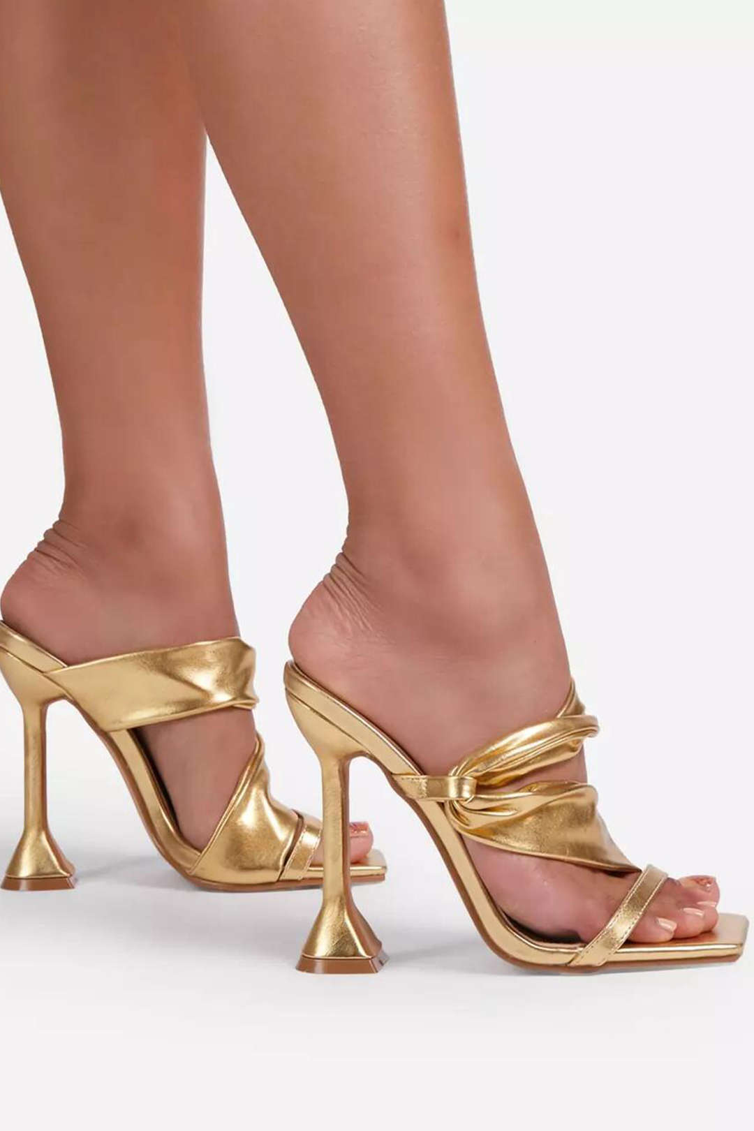 Sandalias de tacón alto con punta cuadrada arrugada metálica.