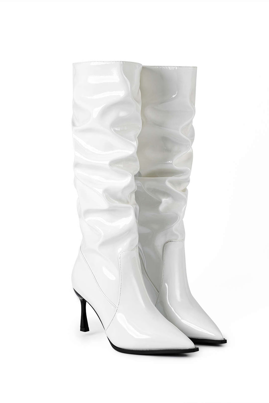 Botas de Cuero Sintético con Pliegues y Punta Afila.