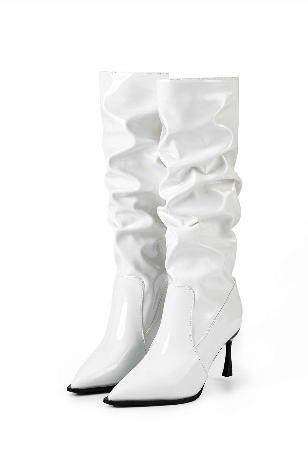 Botas de Cuero Sintético con Pliegues y Punta Afila.