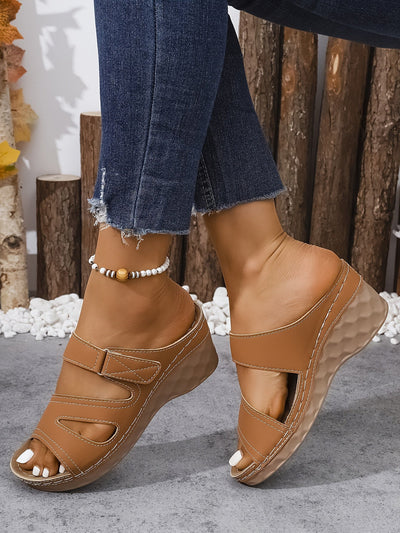 Rowella - Elegante sandalia de cuña con tira.