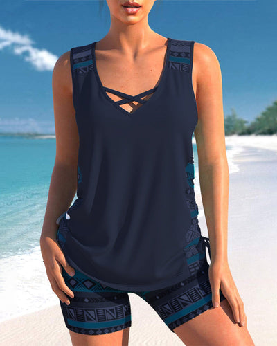 Tankinis con cuello en V y estampado geométrico.