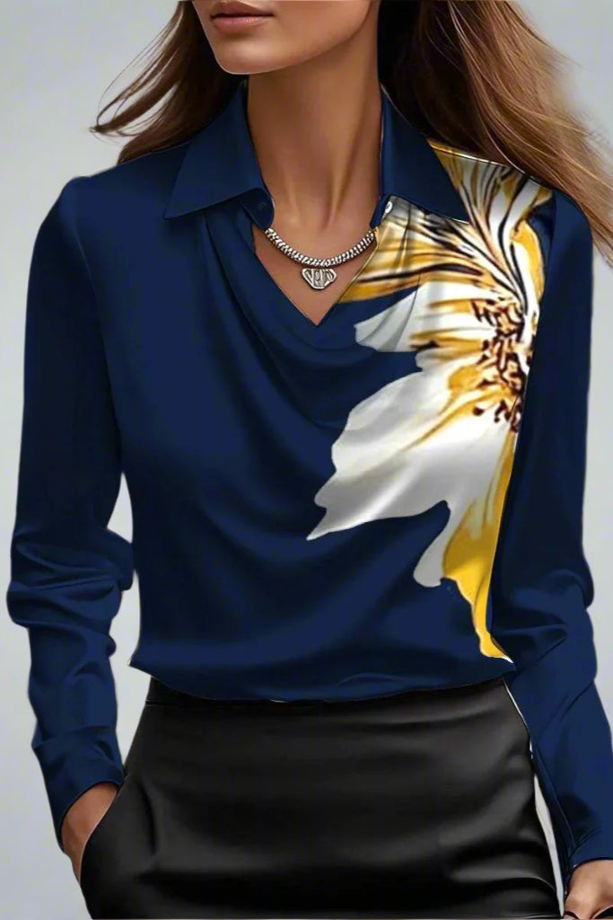 CARMINA | ELEGANTE BLUSA DE SATÉN CON ESCOTE DRAPEADO.