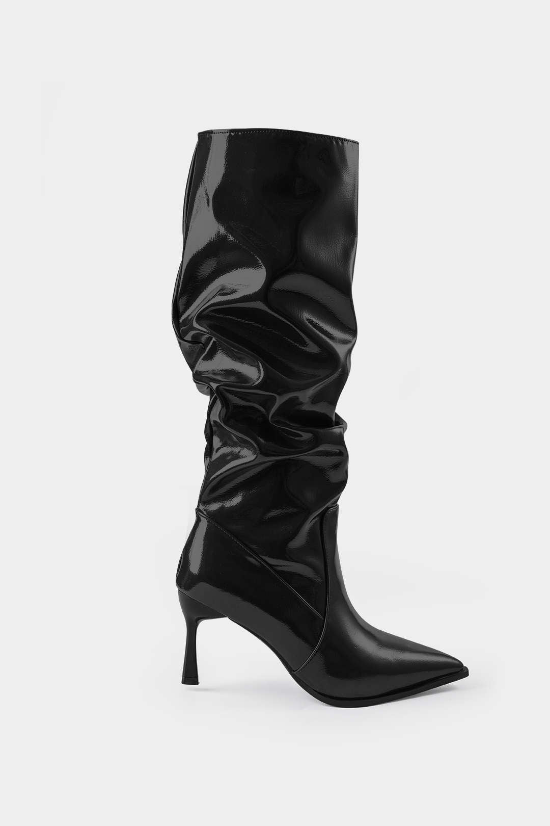Botas de Cuero Sintético con Pliegues y Punta Afila.