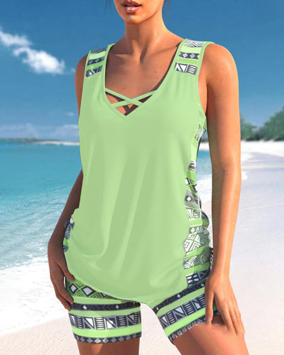Tankinis con cuello en V y estampado geométrico.