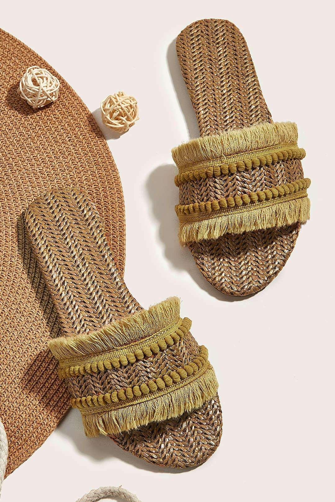 Zapatillas con Flecos.