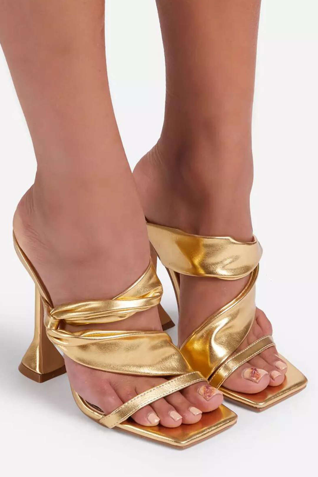 Sandalias de tacón alto con punta cuadrada arrugada metálica.