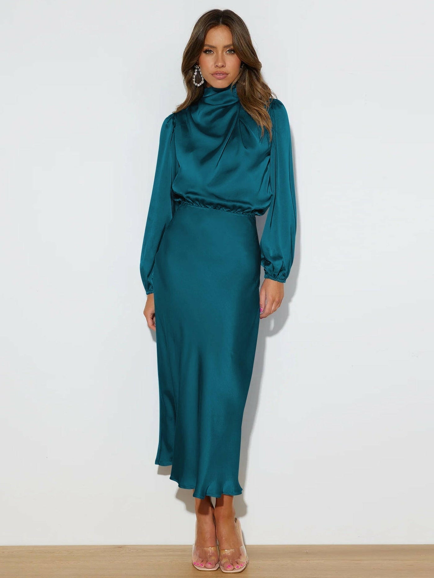Isabella | Elegante vestido midi de satén.