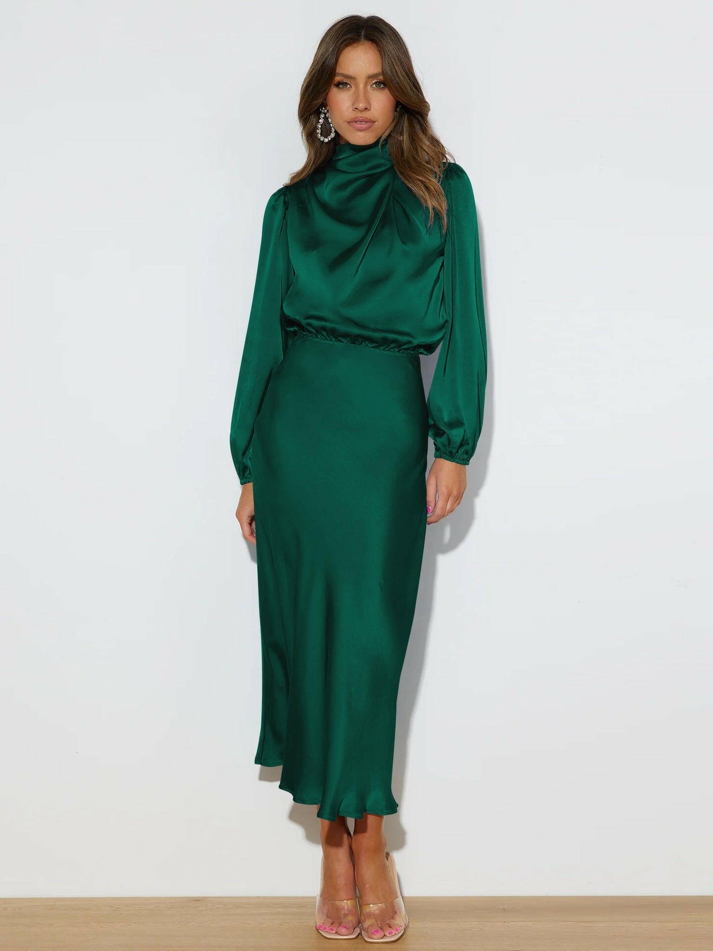 Isabella | Elegante vestido midi de satén.
