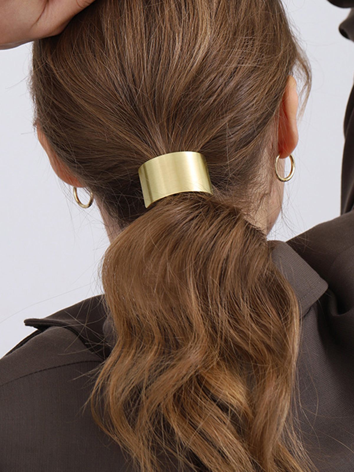 Metallisches Haarband.