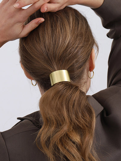 Metallisches Haarband.