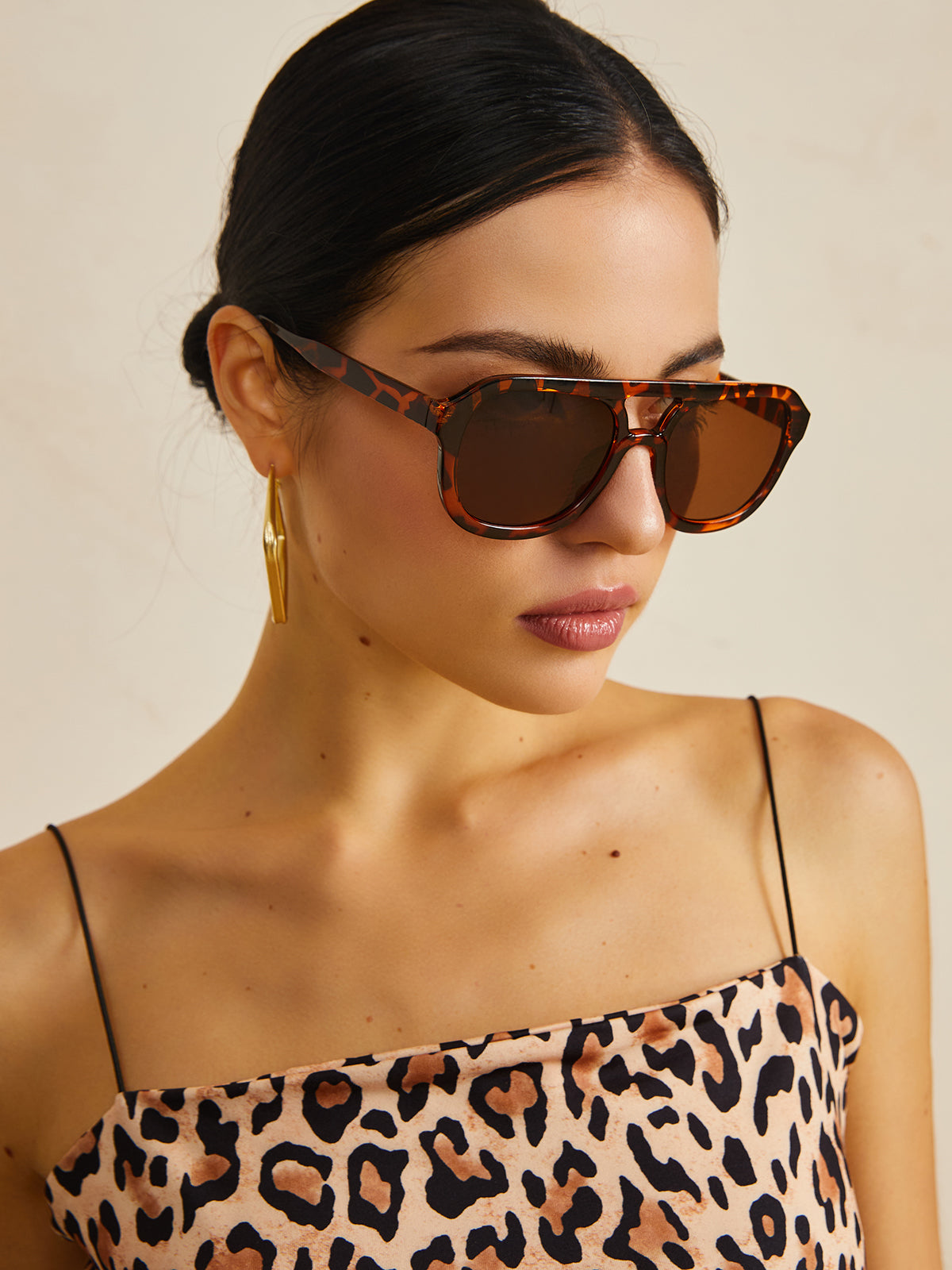 NOVA - Sonnenbrille mit Leopardenmuster.