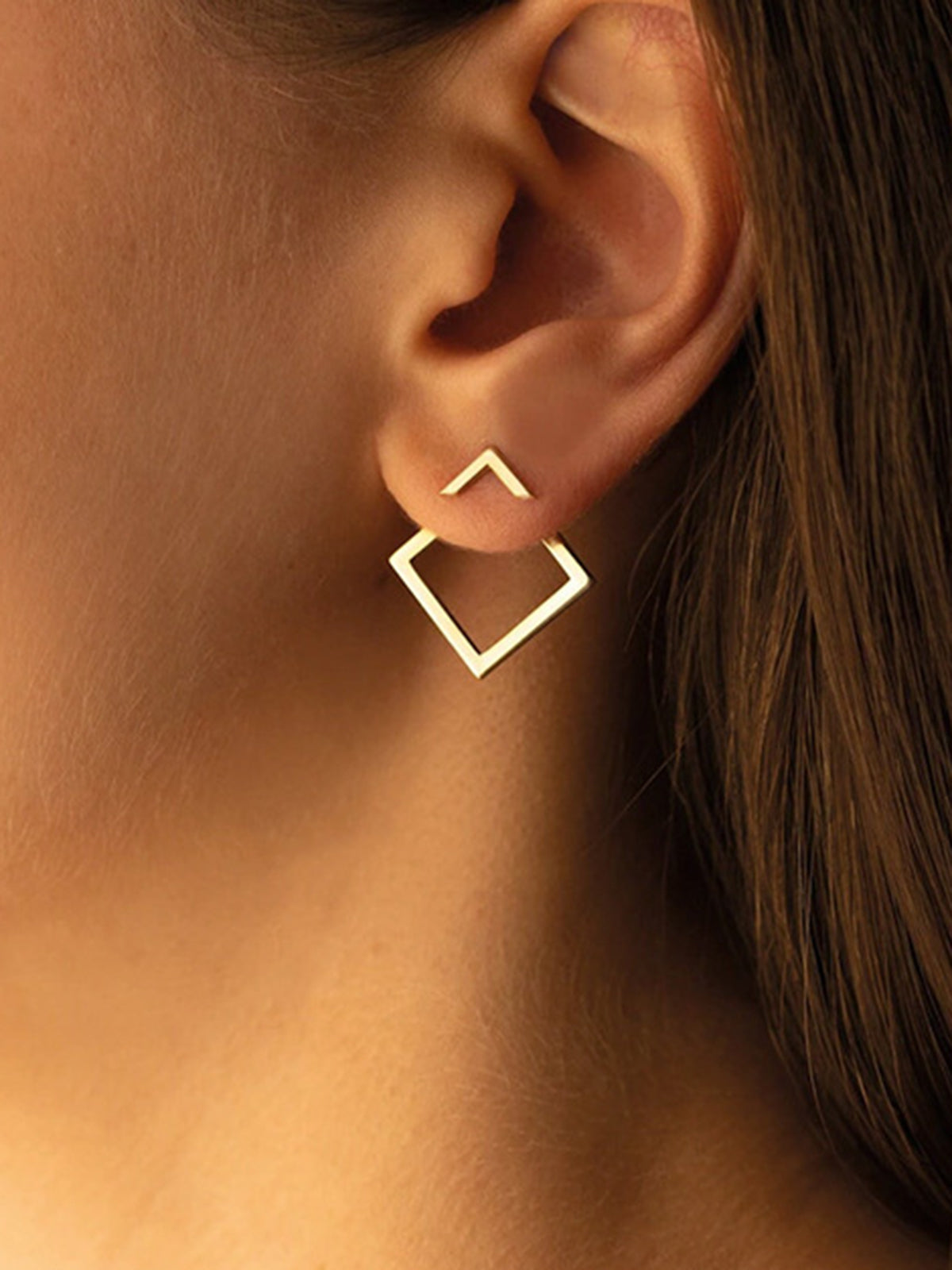 Quadratische geometrische Ohrstecker.