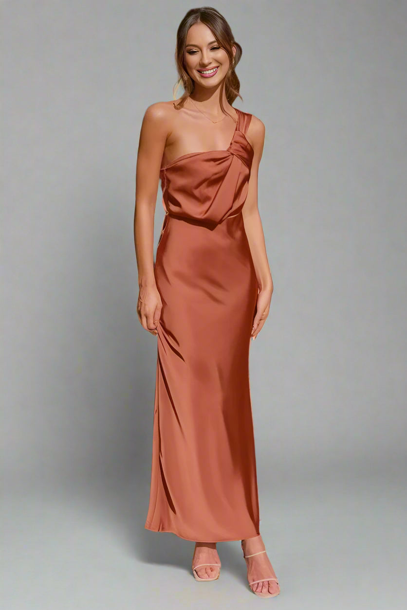 ELEVA – Vestido largo de satén.