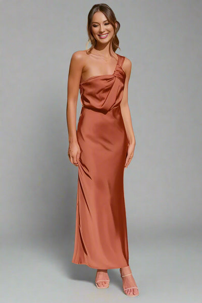 ELEVA – Vestido largo de satén.