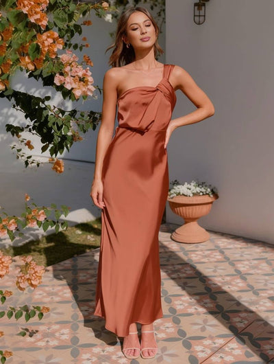 ELEVA – Vestido largo de satén.