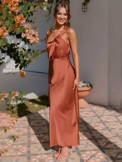 ELEVA – Vestido largo de satén.
