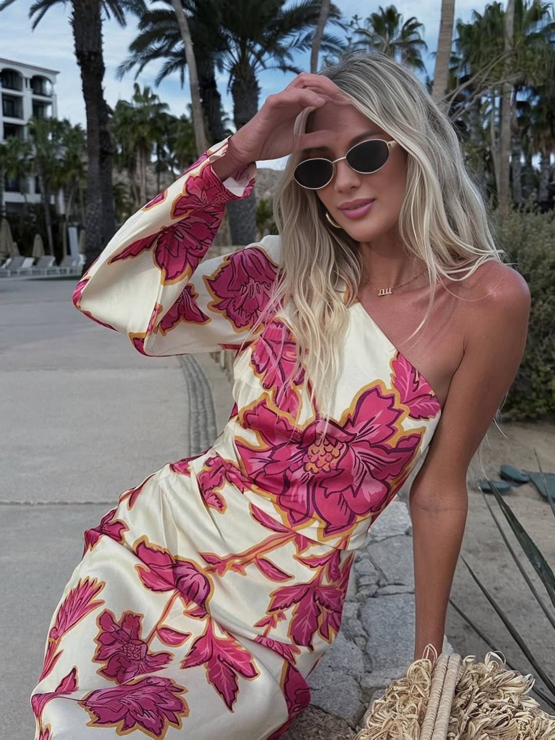 Solea – Vestido largo floral de satén con un solo hombro.