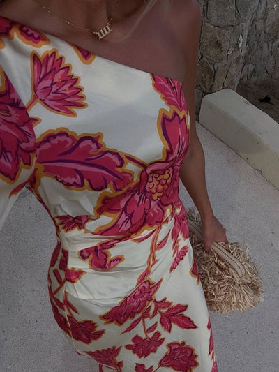 Solea – Vestido largo floral de satén con un solo hombro.