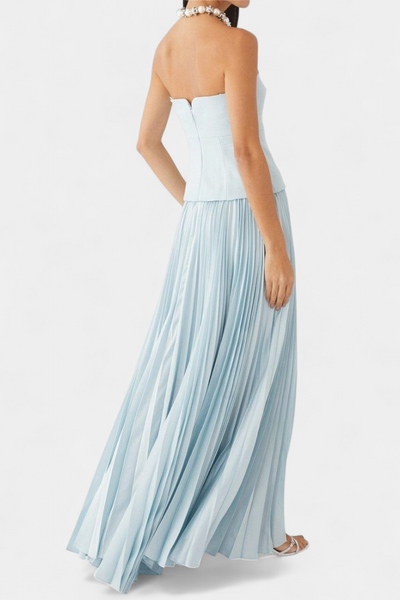 Clara Vestido Midi Plisado con Hombros Descubiertos.