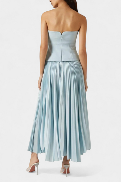 Clara Vestido Midi Plisado con Hombros Descubiertos.