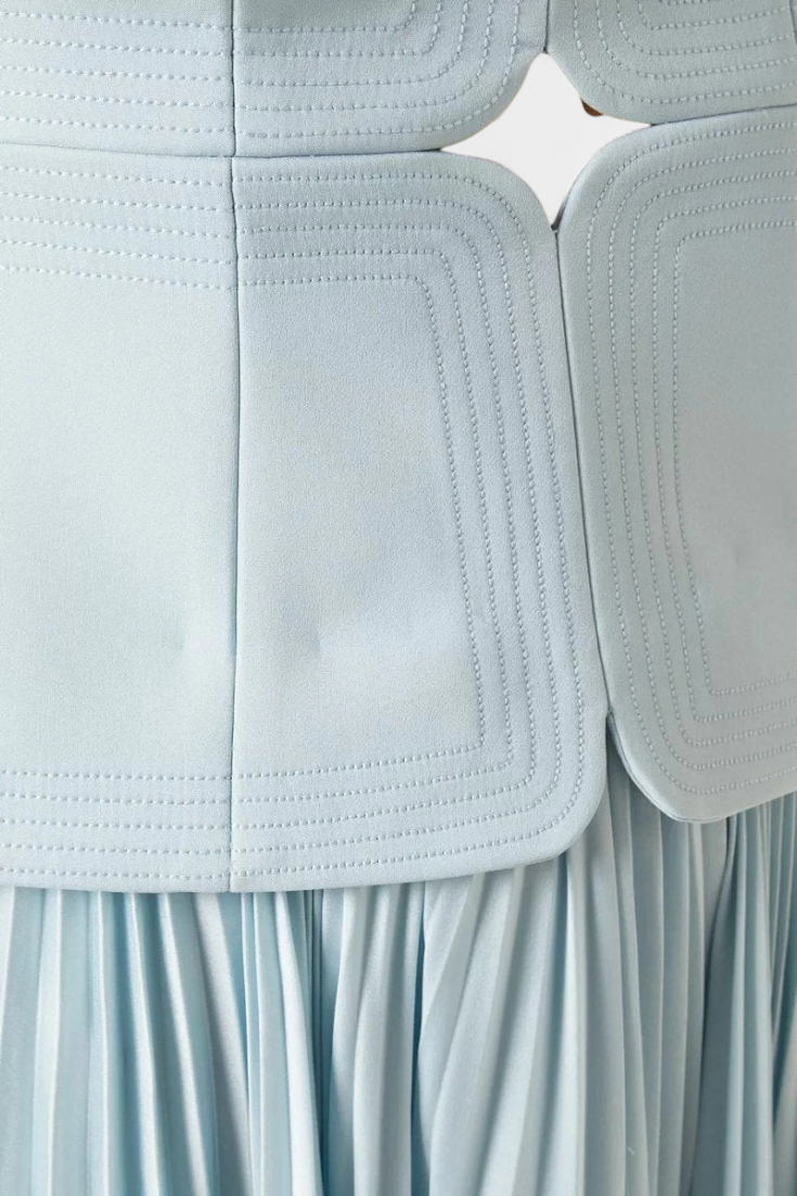 Clara Vestido Midi Plisado con Hombros Descubiertos.