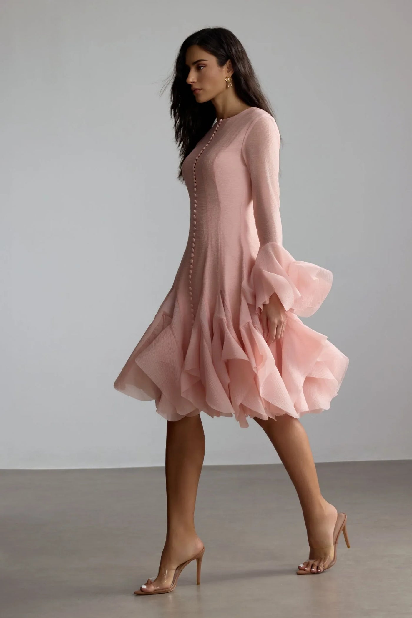 Gloria – Vestido midi acampanado de manga larga.