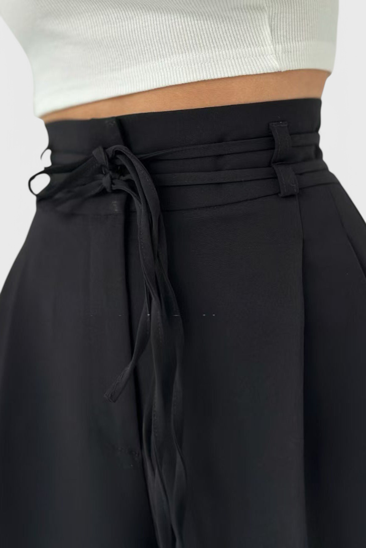 Sophie Pantalones de pierna ancha con cordones.