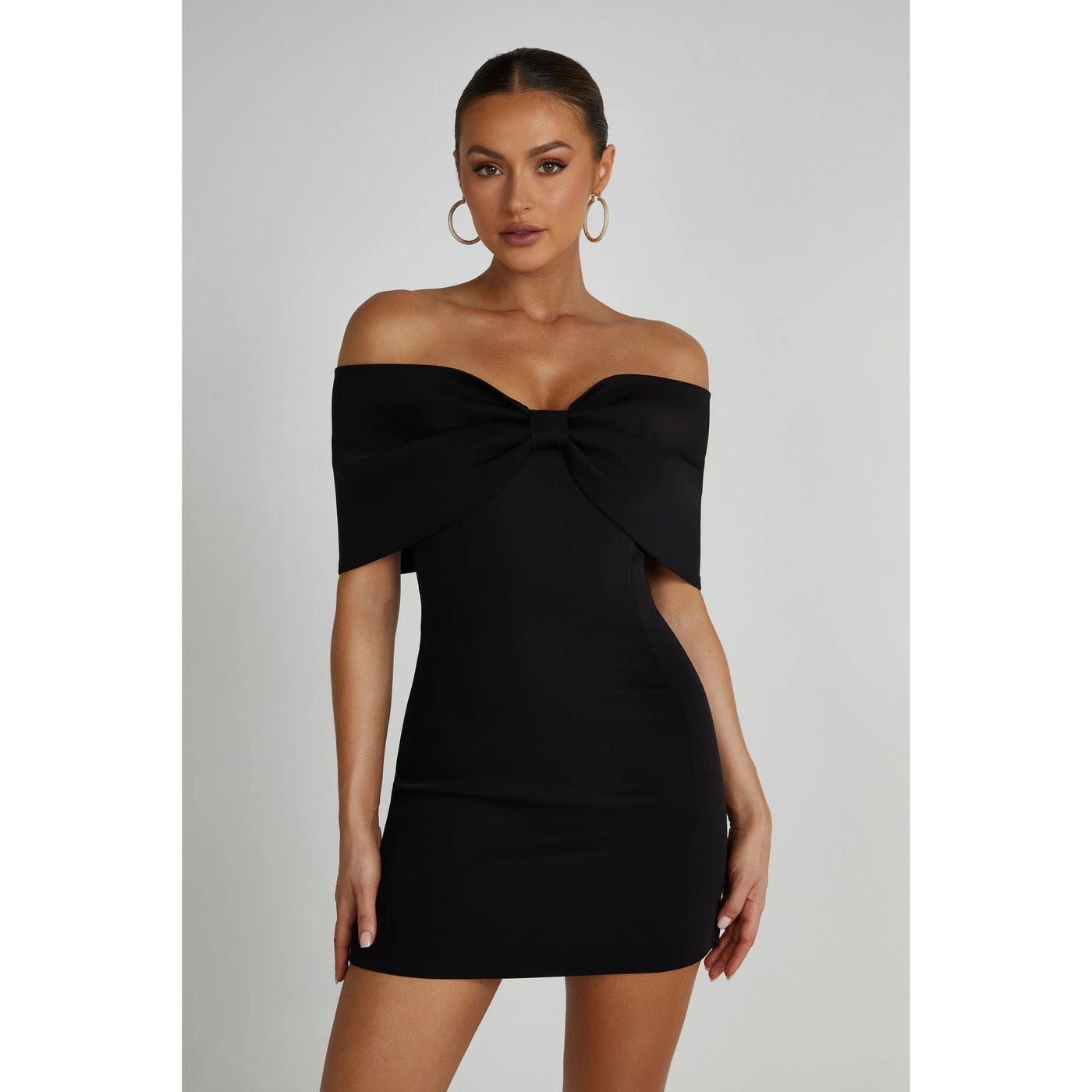 Vestido Amore Bow: Elegancia con hombros descubiertos.