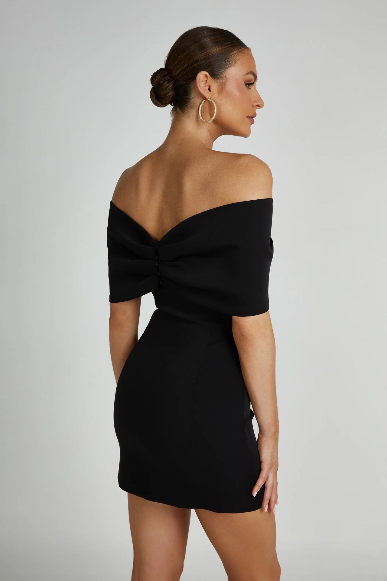 Vestido Amore Bow: Elegancia con hombros descubiertos.