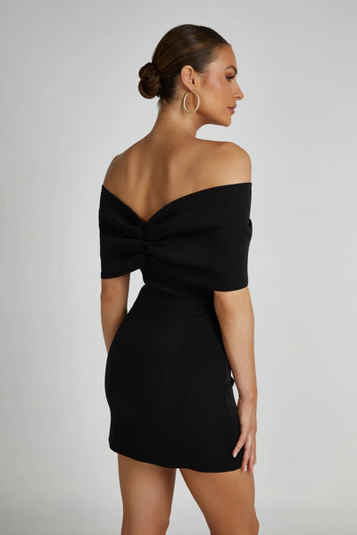 Vestido Amore Bow: Elegancia con hombros descubiertos.