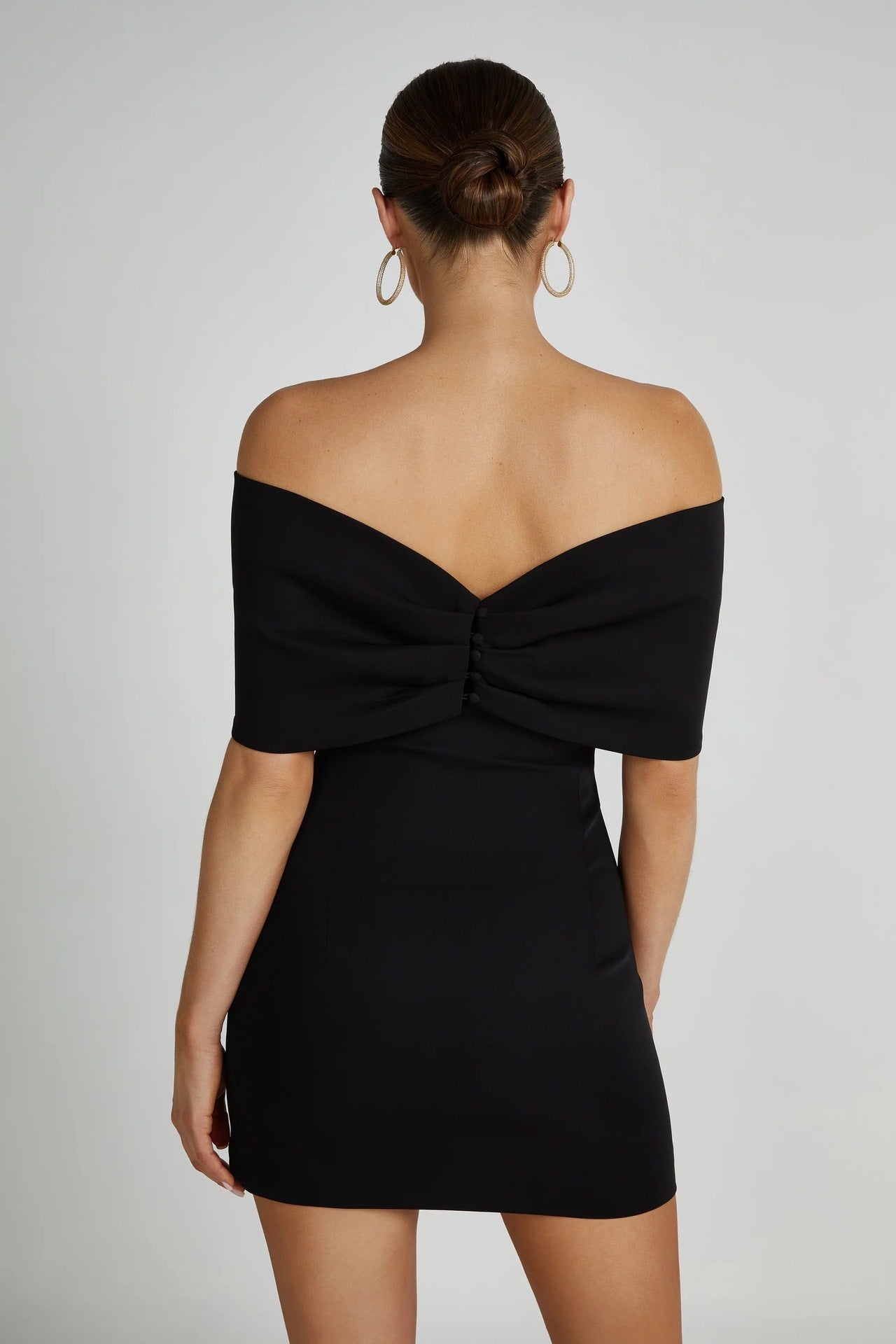 Vestido Amore Bow: Elegancia con hombros descubiertos.