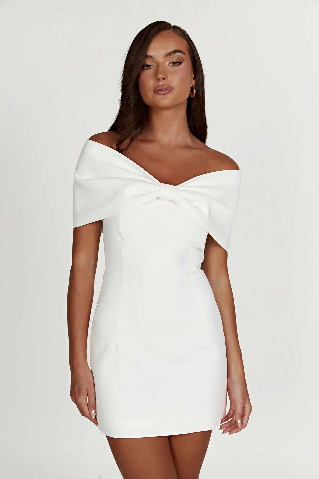 Vestido Amore Bow: Elegancia con hombros descubiertos.