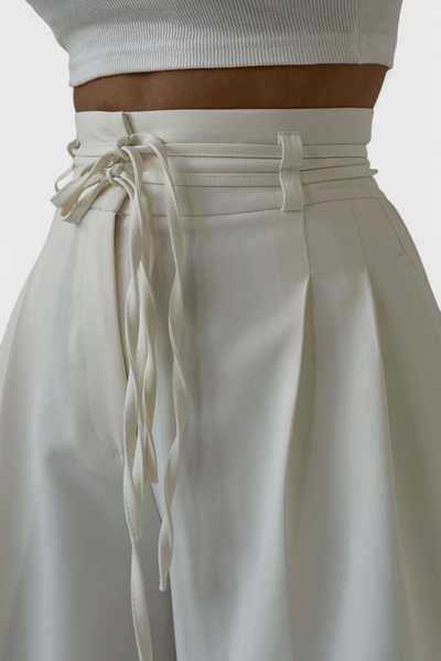 Sophie Pantalones de pierna ancha con cordones.
