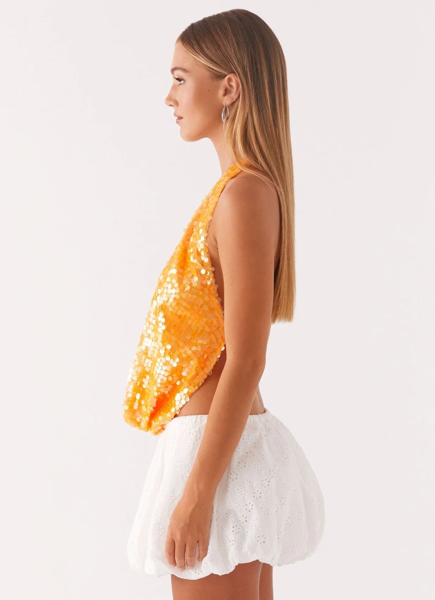 LUNA Top naranja con cuello vuelto.
