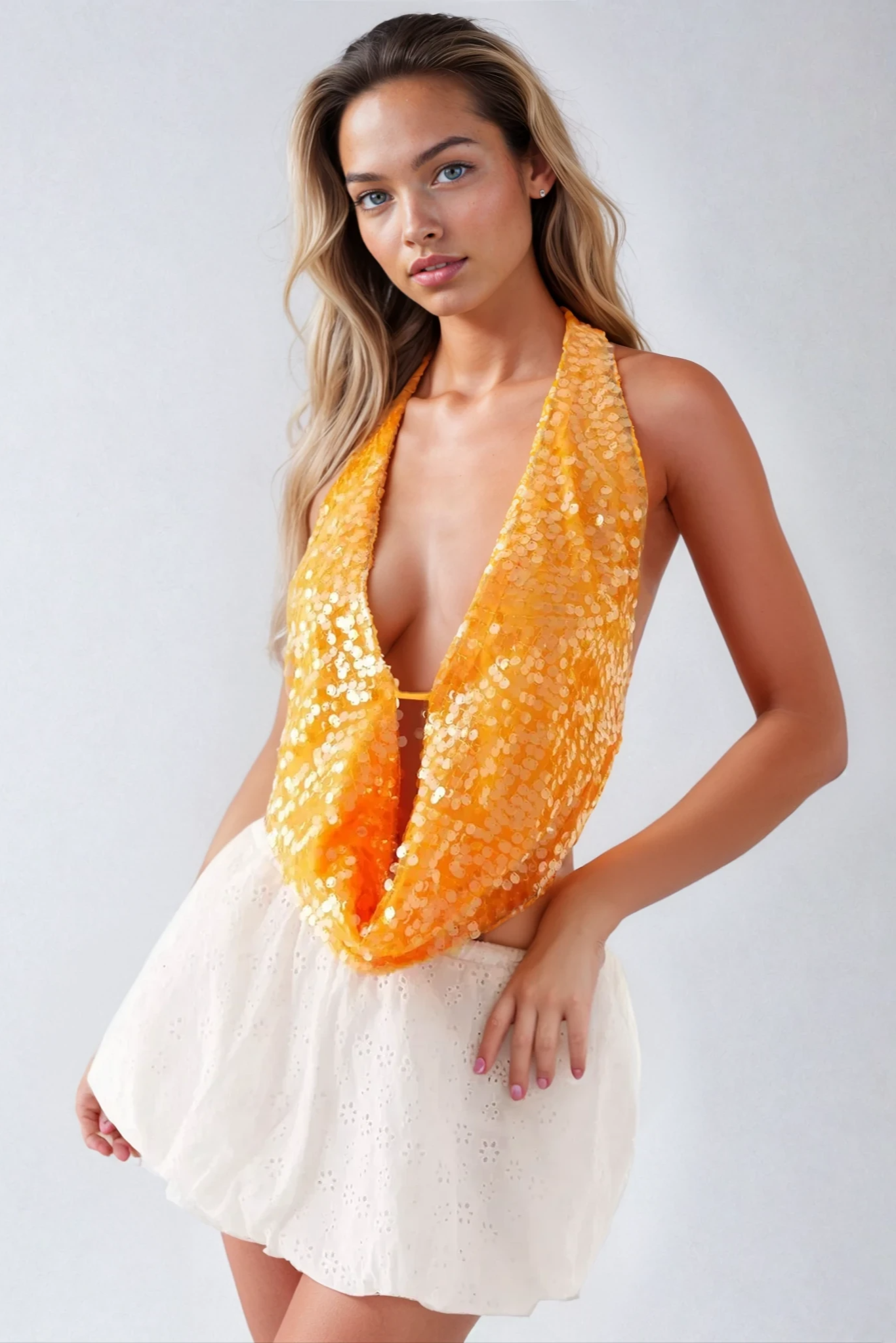 LUNA Top naranja con cuello vuelto.