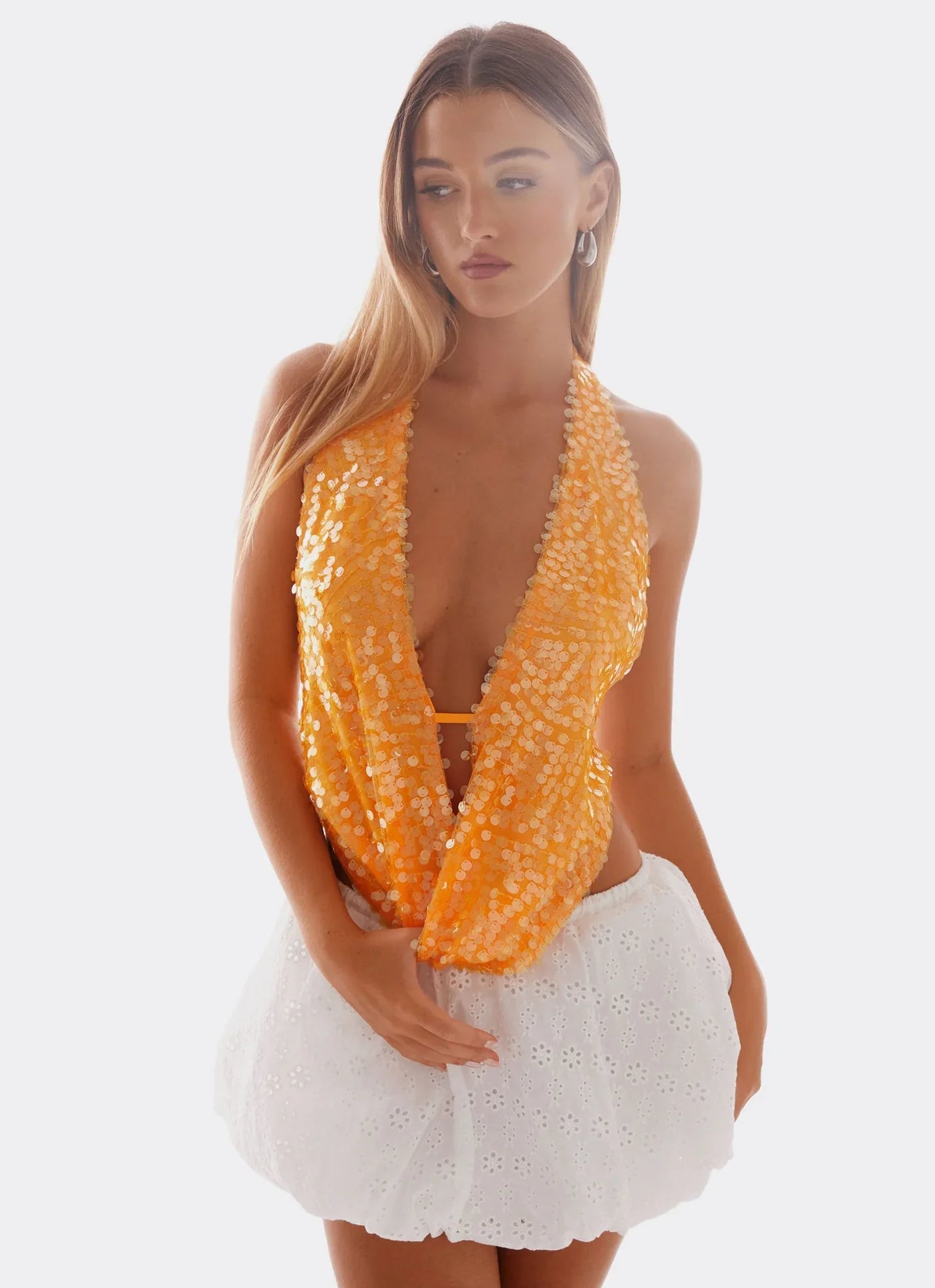 LUNA Top naranja con cuello vuelto.