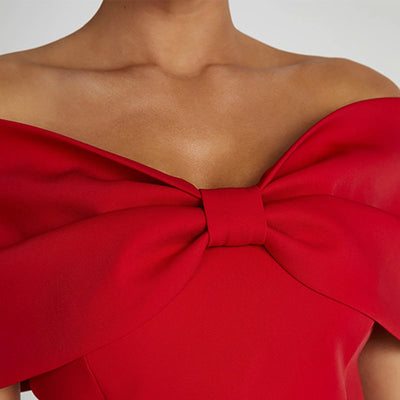 Vestido Amore Bow: Elegancia con hombros descubiertos.